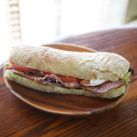 【葉山】開店40分で完売!生地の個性を味わうMoto Painの絶品チャバタサンド